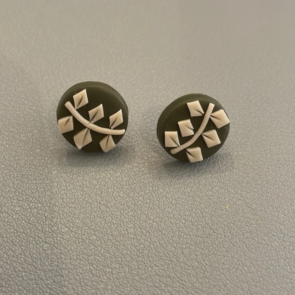 Green and cream earrings - Picture 1 of 1